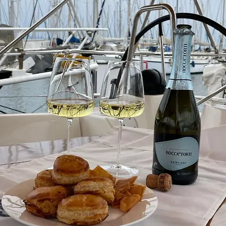 Dolce Dormire A Bordo Di Merope Botel *